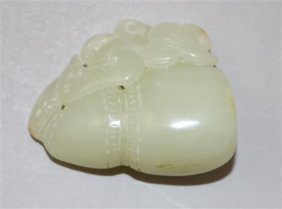 Two Chinese pale celadon jade carvings, 4.9cm and 4.8cm